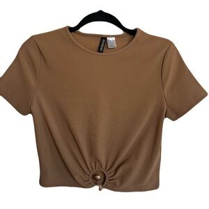 🆕 NWOT 🖤 H&M Brown Ribbed Cutout Crop Tee – Size Small 🖤